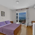 לינה וארוחת בוקר Beachfront Ana טוצפי