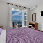 לינה וארוחת בוקר Beachfront Ana 3*