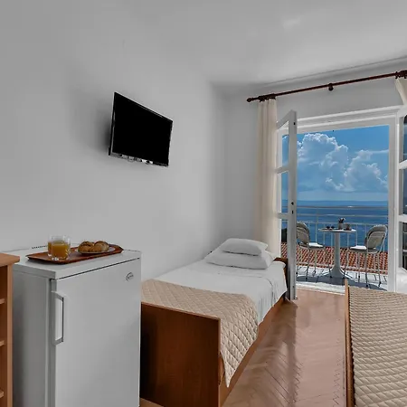 Beachfront Ana לינה וארוחת בוקר טוצפי