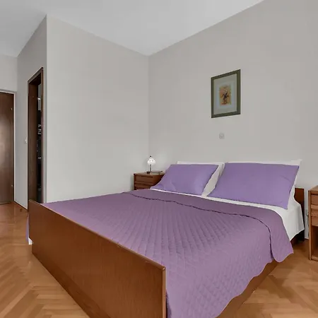 לינה וארוחת בוקר Beachfront Ana 3*